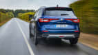 Heckansicht eines fahrenden Renault Koleos
