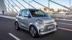 Front und Seitenansicht eines fahrenden Smart Fortwo