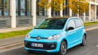 Front und Seitenansicht eines fahrenden VW up!