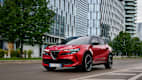 Der Alfa Romeo Junior Elletrica fahrend schräg von vorne fotografiert