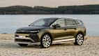 Der Skoda Enyaq fahrend schräg von vorne fotografiert