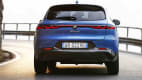 Heckansicht eines fahrenden Alfa Romeo Tonale