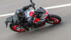 Draufsicht auf eine fahrende Aprilia Tuono 660