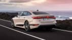 Heck und Seitenansicht eines fahrenden Audi A6 e-tron