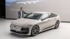 ADAC Redakteur Andreas Huber steht neben einem Audi A6 e-tron