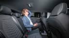 ADAC Redakteur Andreas Huber auf der Rückbank des Audi A6 e-tron