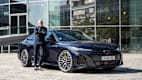 ADAC Redakteur Wolfgang Rudschies lehnt an einer Audi A6 Limousine