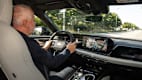 ADAC Redakteur Wolfgang Rudschies am Steuer einer Audi A6 Limousine
