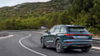 Fahraufnahme des Audi Q6 e-tron von hinten