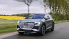Frontansicht eines fahrenden Audi Q4