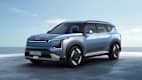 Front und Seitenansicht eines stehenden Kia EV5 Concept