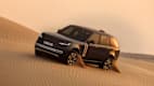 Ein Range Rover Electric fährt in der Wüste