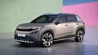 Front und Seitenansicht eines stehenden Skoda Epiq