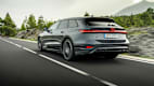 Heckansicht eines fahrenden Audi A6 Avant e-tron