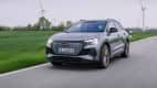 Front und Seitenansicht eines fahrenden Audi Q4 e-tron