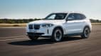 Front und Seitenansicht eines fahrenden BMW iX3