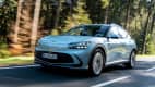 Front und Seitenansicht eines fahrenden Genesis GV60