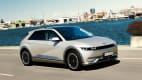 Seitenansicht eines fahrenden Hyundai Ioniq 5
