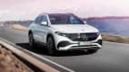 Front und Seitenansicht eines fahrenden Mercedes EQA