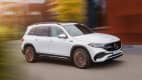 Seitenansicht eines fahrenden Mercedes EQB