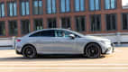 Seitenansicht eines fahrenden Mercedes EQE
