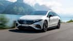 Front und Seitenansicht eines fahrenden Mercedes EQS