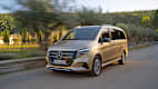 Frontansicht eines fahrenden Mercedes EQV