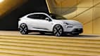 Seitenansicht eines stehenden Polestar 4