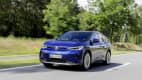 Front und Seitenansicht eines fahrenden VW ID4