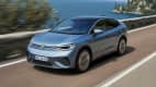 Front und Seitenansicht eines fahrenden VW ID5