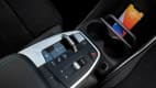 Die Mittelkonsole des BMW 2er Active Tourer 230e mit Handy