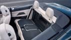 Die umgeklappte Rückbank eines BMW 4er Cabrio