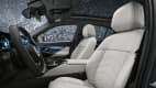 Das Lenkrad und die weißen Kunstledersitze im neuen BMW 530e
