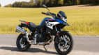 Aufnahme der stehenden BMW F 800 GS vor Feldkulisse
