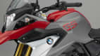eine die rote BMW G 310 GS im Anschnitt