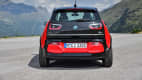 Heckansicht eines schwarz-roten BMW