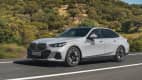 Seitenansicht eines fahrenden BMW i5