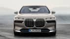 Frontansicht eines stehenden BMW i7