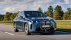 Frontansicht eines fahrenden BMW iX nach Facelift