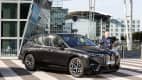ADAC Redakteur Wolfgang Rudschies vor dem ersten BMW iX