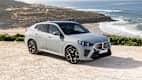 Front und Seitenansicht eines stehenden BMW iX2