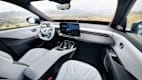 Nahaufnahme des Cockpits im BMW iX3, Fokus auf Lenkrad und Instrumententafel.