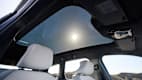Blick auf das Panoramadach des BMW iX3