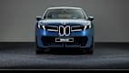 Frontansicht des geparkten BMW iX3 mit sichtbarem Kühlergrill und Scheinwerfern.