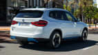 Heck des BMW ix3 fahrend
