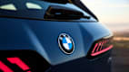 Nahaufnahme des BMW-Logos auf dem Heck des BMW iX3.
