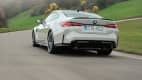 Heckansicht eines fahrenden BMW M4 nach Facelift