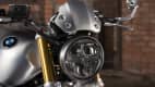 Lenkrad, Stoßdämpfer und Scheinwerfer des Motorrades BMW R nine T