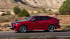 Seitenansicht eines fahrenden BMW X2