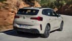 Heck und Seitenansicht eines fahrenden BMW X3